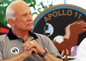 Espacio. El ex astronauta, segundo hombre que pisó la Luna, durante la rueda de prensa ofrecida en el centro espacial de Huntsville, en la que informó del lanzamiento del transbordador espacial de la NASA "Discovery", dos años y medio después de que el "Columbia" se desintegrara. Horizontal