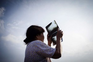 una-mujer-utiliza-una-radiografia-para-ver-un-eclipse-de-sol-en-padang-indonesia-foto-zulkifli-efe